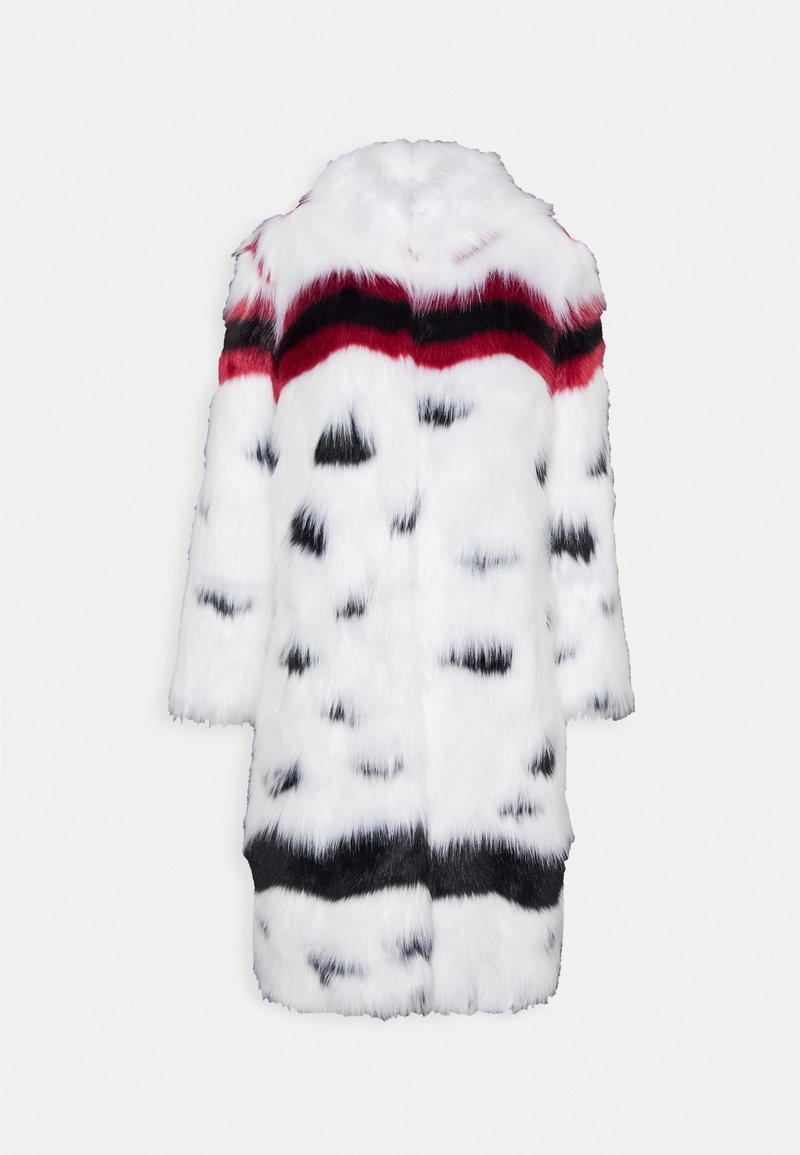 Faux-Fur-Mantel mit weißem Grund, der schwarze und rote Streifen sowie ein abstraktes Muster aufweist. Er hat einen hohen Kragen und ein knielanges Design.