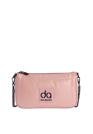 Bolso rectangular rosa con asa de cadena negra, cremallera negra y parche con el logo "da don algodon" centrado en la parte frontal.