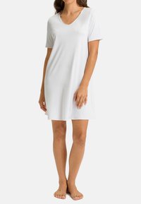 Nightgown bianco a maniche corte con scollo a V, realizzato in materiale morbido; di lunghezza al ginocchio con una vestibilità rilassata, texture liscia e senza motivi.