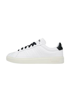 Sneaker bianca a taglio basso con lacci neri e linguetta posteriore nera, con suola color crema e sottili dettagli a strisce laterali.