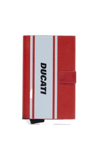 Rode portemonnee met een gladde textuur, voorzien van een witte streep en zwarte "DUCATI" tekst. Voorzien van een drukknoopsluiting en subtiele merkdetails.