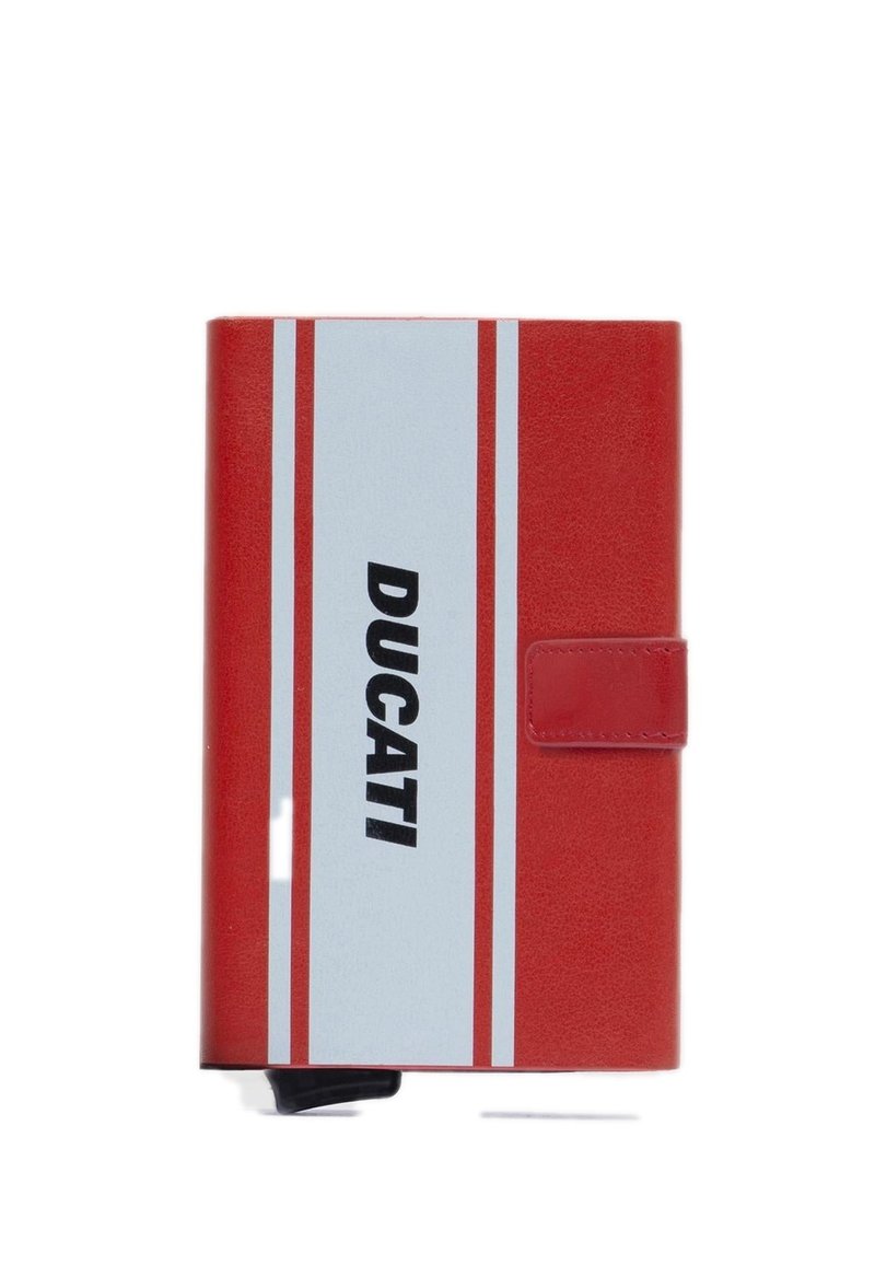 Rode portemonnee met een gladde textuur, voorzien van een witte streep en zwarte "DUCATI" tekst. Voorzien van een drukknoopsluiting en subtiele merkdetails.