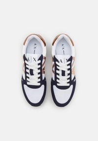 Armani Exchange LACE UP  - Joggesko - optical white/dark blue