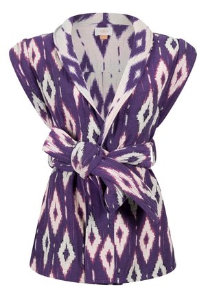 Veste sans manches violette avec un motif de losanges blancs et roses, col à revers large et ceinture en tissu nouée en nœud à la taille.