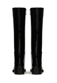 Bottes noires en cuir verni, arrivant jusqu'aux genoux, avec un design élégant, un talon plat et une fermeture éclair à l'arrière. Texture lisse et finition brillante.