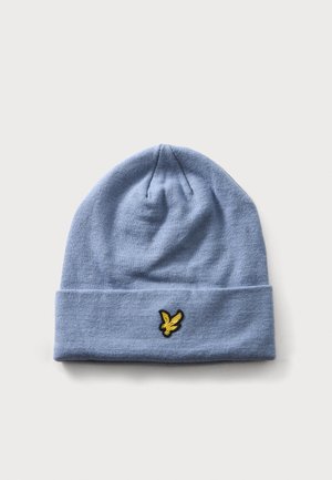 Lyseblå strikket beanie med foldet kant og lille gul fuglelogo broderet foran i midten.