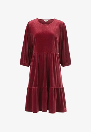 Bordeaux velours kjole med lange puffærmer, rund halsudskæring og samlede lag ved kanten for ekstra volumen og struktur.