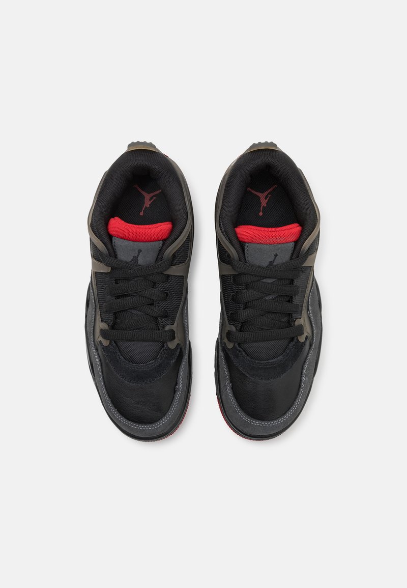 Zapatillas deportivas negras con acentos rojos. Parte superior de compuesto que combina malla y cuero. Punta redondeada, diseño con cordones y suelas texturizadas.