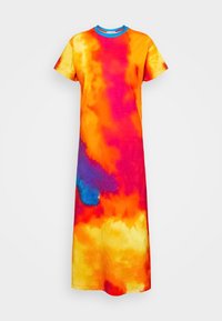 Barevné šaty s tie-dye vzorem v odstínech oranžové, růžové, žluté a modré, vyrobené z měkké bavlny s kulatým výstřihem a krátkými rukávy.