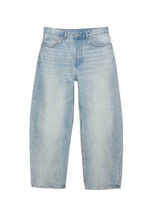 Lichtblauwe jeans met wijde pijpen, voorzien van een knoop- en ritssluiting aan de voorkant, voorzakken en een licht vervaagde textuur op de benen.