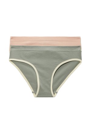 Deux paires de culottes en coton pour femmes, l'une en vert pâle avec un bord crème à l'avant, et l'autre en pêche douce empilée derrière.