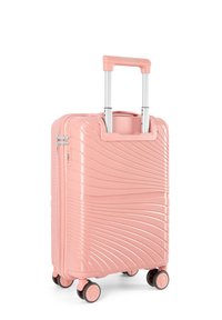 Rosa Hartschalenkoffer mit Wellenmuster, ausziehbarem Griff und vier Rädern für Mobilität. Ausgestattet mit silbernem Reißverschluss und Akzenten.
