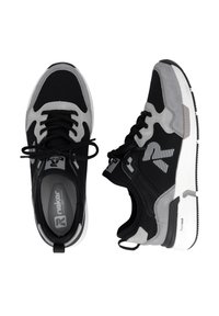 Schwarze und graue Sportschuhe mit Schaumstoffsohlen und Schnürsenkeln, einer von oben und der andere von der Seite gezeigt.