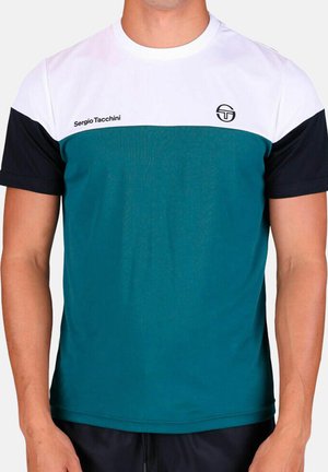 Hombre vistiendo una camiseta de manga corta con bloques de color en blanco, aguamarina y negro, con el texto y el logo "Sergio Tacchini" en el pecho.