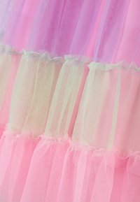 Tule rok in pastelroze, lavendel en muntgroene secties. Kenmerkend zijn gelaagde ruches met zachte randen en een transparante, lichte textuur.