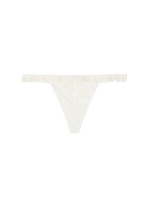 Tanga de encaje blanco con bordado floral y bordes festoneados, colocado plano sobre un fondo blanco.