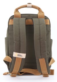 Zaino in tessuto verde scuro con spallacci imbottiti, dettagli beige, maniglia superiore, patch con logo e tasche laterali per ulteriore spazio di archiviazione.