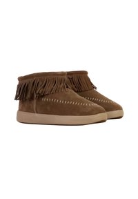 Stivali ankle in suede marrone con dettaglio di frangia al collo, caratterizzati da cuciture a contrasto e punta rotonda, montati su una suola chiara.
