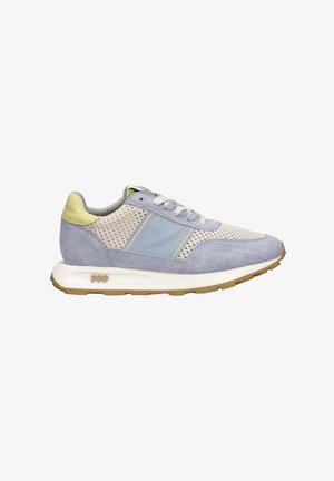 Scarpa da corsa azzurro chiaro con tomaia in mesh e suede, dettagli crema, suola intermedia bianca e suola in gomma naturale. Presenta una punta arrotondata e un design con lacci.