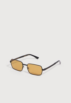 Lunettes de soleil rectangulaires avec une fine monture métallique noire et des verres teintés ambre sur fond blanc.