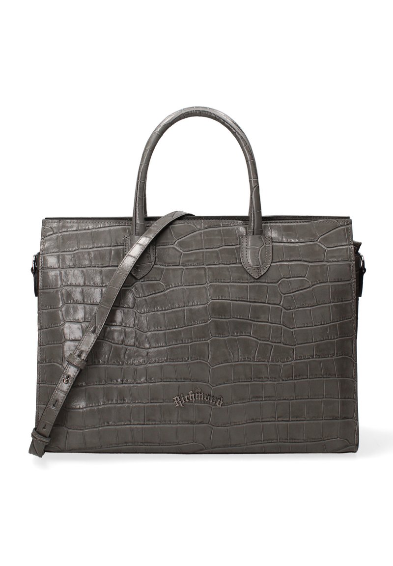 Sac fourre-tout en cuir de crocodile gris avec deux poignées supérieures et une bandoulière amovible. Présente un détail de logo en relief sur le devant.