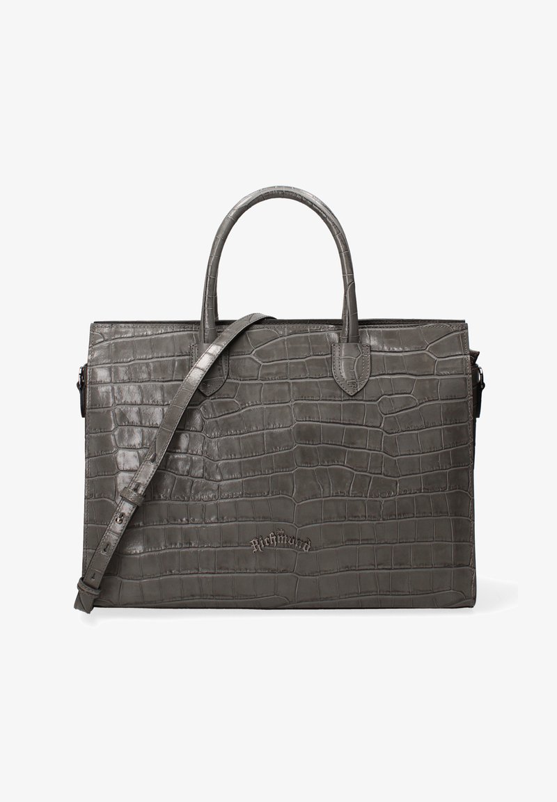 Sac fourre-tout en cuir de crocodile gris avec deux poignées supérieures et une bandoulière amovible. Présente un détail de logo en relief sur le devant.