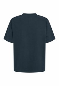 Temno modra bombažna majica s kratkimi rokavi, okroglo izrezana in preprosta, brez okrasnih detajlov. Mehka tekstura in sproščen kroj.
