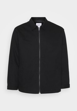 Zwarte katoenen jas met een ritssluiting aan de voorkant, kraag, zijzakken en lange mouwen. Eenvoudig ontwerp met een gladde textuur.