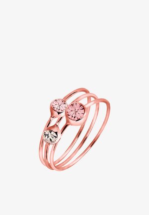Rose gold ring med tre multifacetterede sten: en klar, en lys pink og en mørkere pink, på sammenflettede ringe.