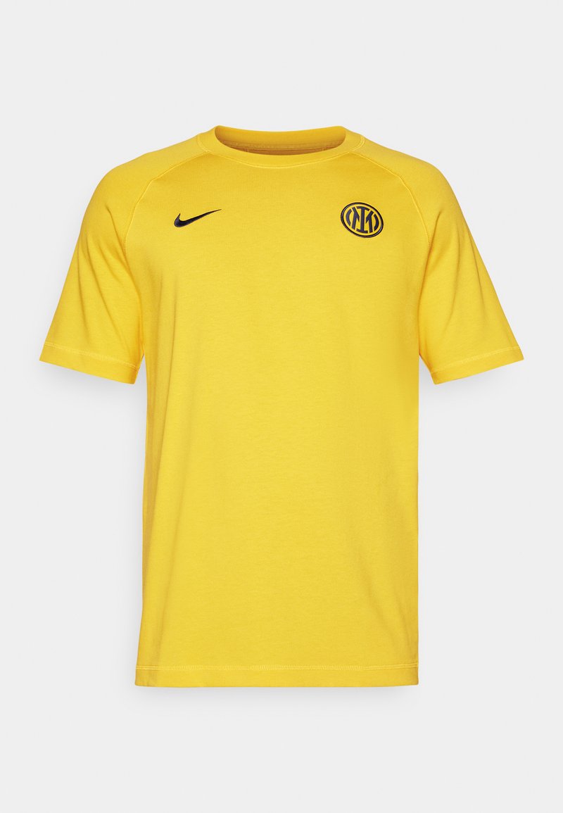 T-shirt giallo Nike con maniche corte, colletto rotondo, caratterizzato da un logo nero e un emblema circolare sul lato sinistro del petto, texture di cotone liscia.