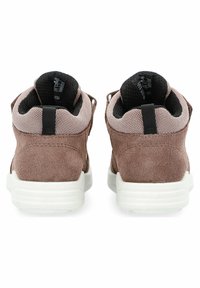 Brązowe zamszowe sneakersy typu high-top z meshowymi akcentami, białymi gumowymi podeszwami i pętelką z tyłu ułatwiającą zakładanie.