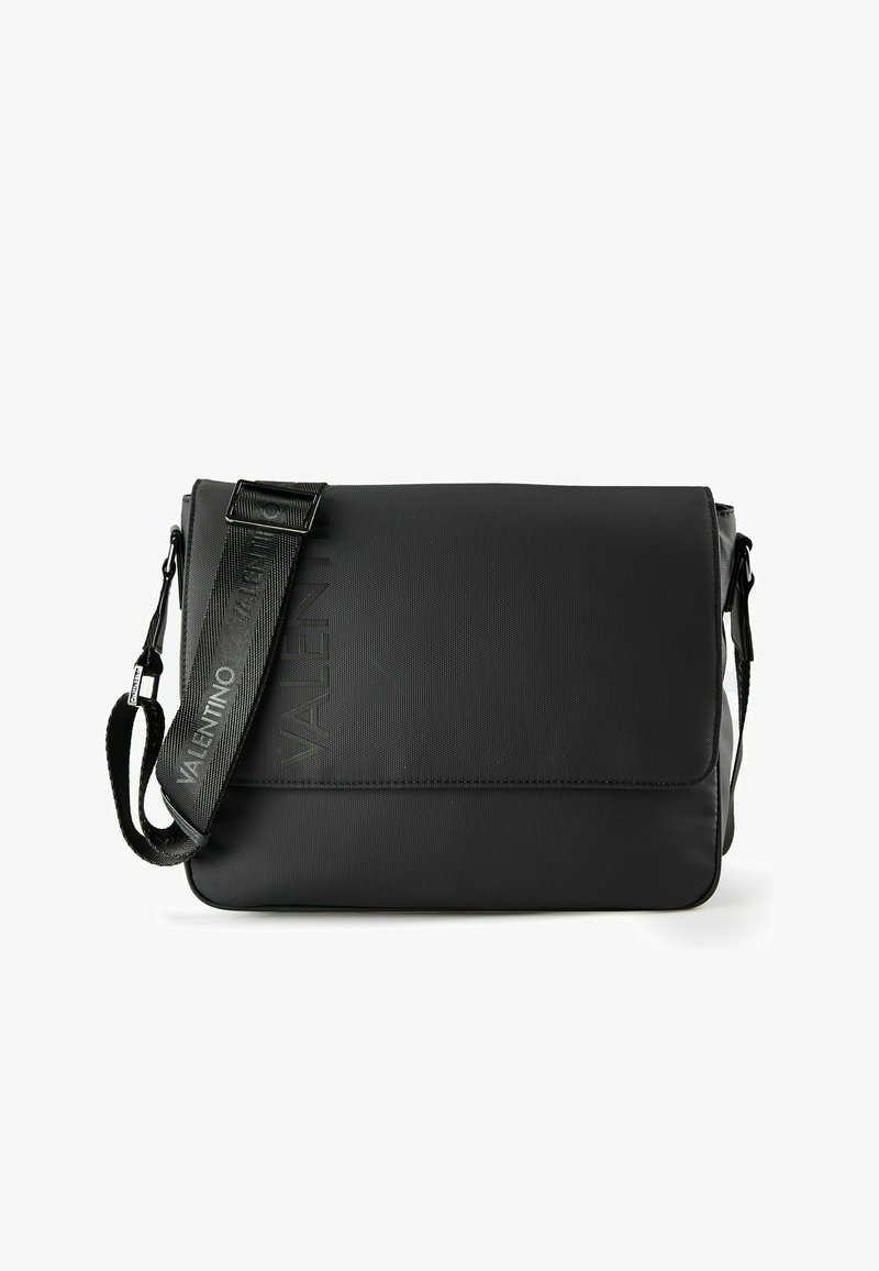 Sac messager noir en nylon texturé. Il présente une fermeture à rabat, une bandoulière réglable et un logo embossé "VALENTINO" sur le devant.