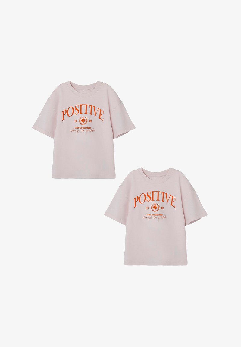 Rosa Baumwoll-T-Shirt mit kurzen Ärmeln, das orangefarbene "POSITIVE"-Schriftzug und ein Grafikdesign zeigt. Casual-Schnitt mit Rundhalsausschnitt.