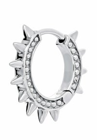Pendiente de aro plateado con un diseño de picos a lo largo del borde exterior y una fila de piedras preciosas transparentes, creando una apariencia texturizada y audaz.