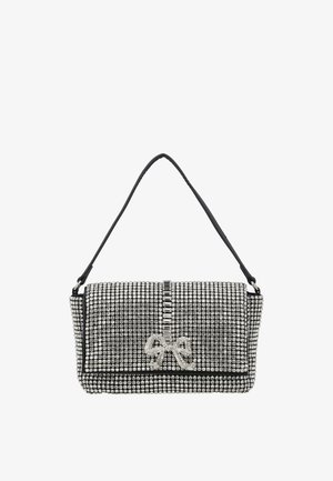 Musta olkalaukku, joka on peitetty hopeisilla strasseilla. Laukussa on jalokivikoristeinen pystysuora raita ja rusetti etukäänteessä.