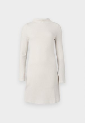 Strikkjole i lys beige med høj hals, lange ærmer og en lige silhuet. Har et struktureret stof og side-udskæringer.