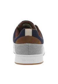 Marine canvas sneaker met bruine suède accenten, gestreepte textiele hiel, witte rubberen zool en beige hieltab. Opvallend merklogo op de zool.