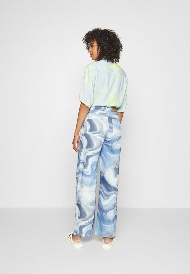 Damen Skinny | NA-KD SWIRL PATTERN Jeans Straight Leg blue/blau - VH29693 Damen Skinny | NA-KD SWIRL PATTERN Jeans Straight Leg blue/blau - VH29693