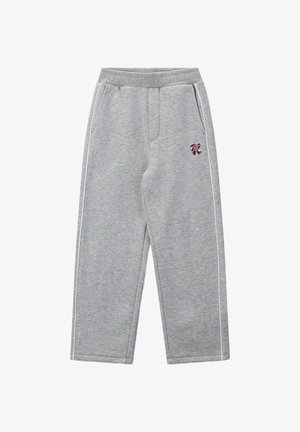 Graue Sweatpants aus einem weichen Baumwollmischgewebe, mit Seitentaschen und einem kleinen bestickten Design am Oberschenkel, versehen mit kontrastierenden weißen Streifen.