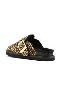 Sandalice na otvorenom prstu s leopard uzorkom, crnim umjetnim krznom, zlatnim kopčama i teksturiranom crnom gumom. Dizajn s otvorenim prstima.