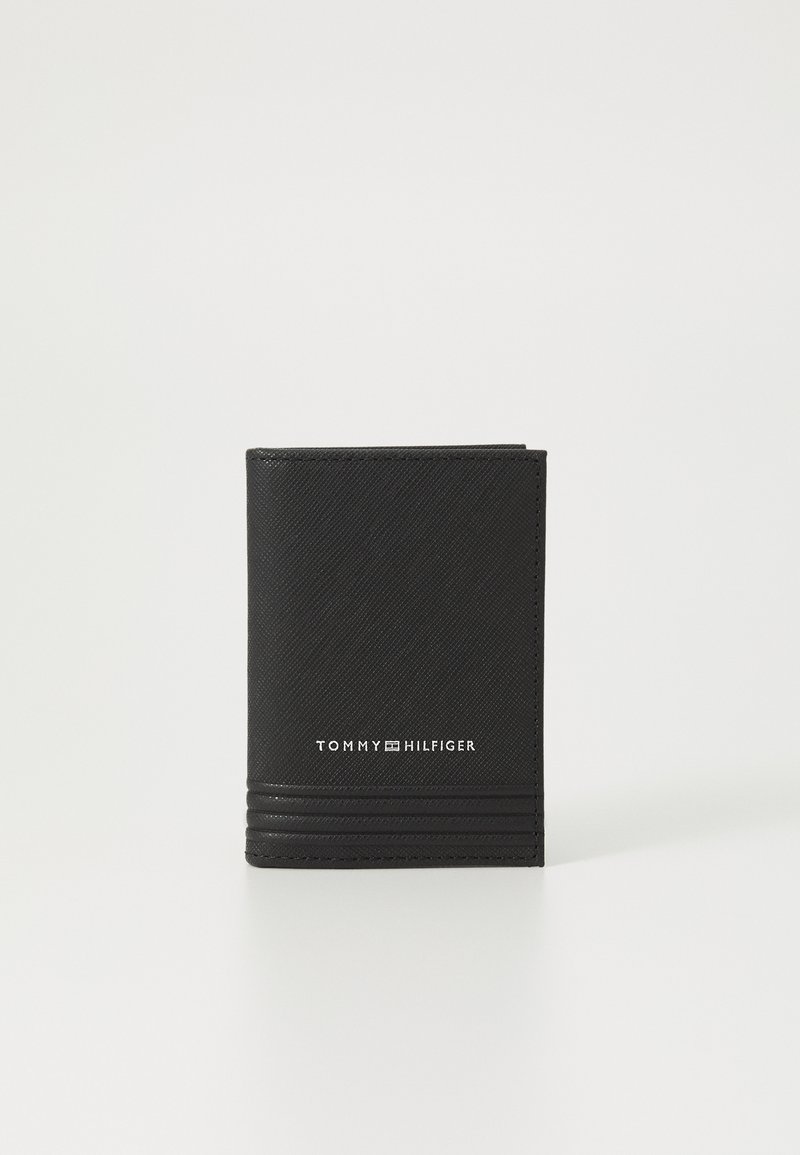 Zwart bifold portemonnee van textuursynthetisch materiaal. Beschikt over een debossed logo en horizontale strepen aan de voorkant. Compacter vorm.