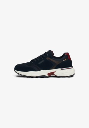 Granatowe buty sportowe z zamszową i siateczkową cholewką, białą podeszwą środkową i czerwonymi akcentami. Posiadają sznurówki oraz fakturowaną gumową podeszwę.