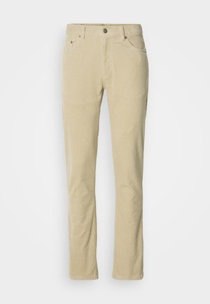 Beige Corduroyhosen mit Vorderknopf, Reißverschluss, fünf Taschen und geradem Bein Schnitt vor einem schlichten weißen Hintergrund.