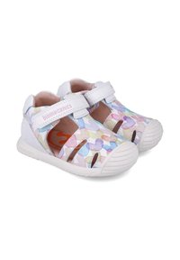 Hvide sandaler med et multicolor mønster af abstrakte former. Udstyret med justerbare Velcro-stropper og en struktureret gummisål for godt greb.
