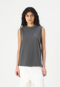 Maglietta senza maniche grigia in morbido tessuto con scollo rotondo e un piccolo logo ricamato sul petto. Design dritto con una vestibilità rilassata.