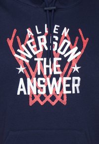 Námořnická mikina s kapucí se bílým a růžovým textem v designu basketbalové sítě. Text zahrnuje "ALLEN IVERSON" a "THE ANSWER."
