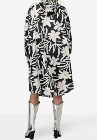 LAURASØN Kort kappa / rock - black