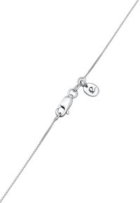 Silberne Kettenarmband mit einem Karabinerverschluss, einem kleinen Anhänger mit einem gravierten Symbol und einem zarten, strukturierten Glieddesign.