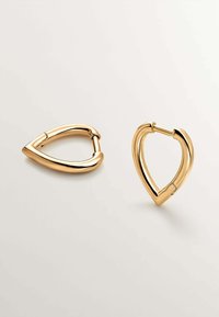 Pendientes de aro triangulares en tono dorado con un acabado suave y pulido y cierre de bisagra. Presentan bordes redondeados y un diseño elegante.
