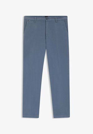 Blaue Slim-Fit-Hose mit Gürtelschlaufen, Fronttaschen, Knopfverschluss und Reißverschluss, vor weißem Hintergrund präsentiert.